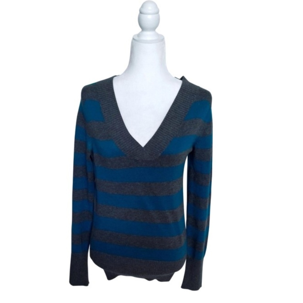 Like New Gap Striped V-Neck Sweater